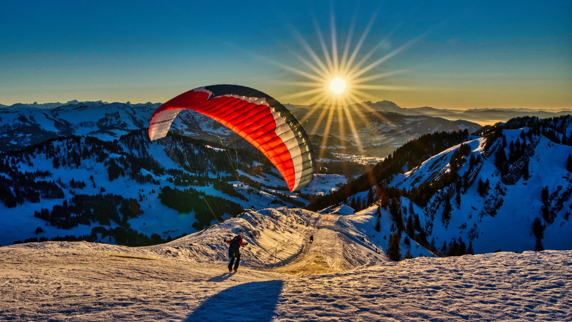 Start eines Gleitschirms im Abendlicht