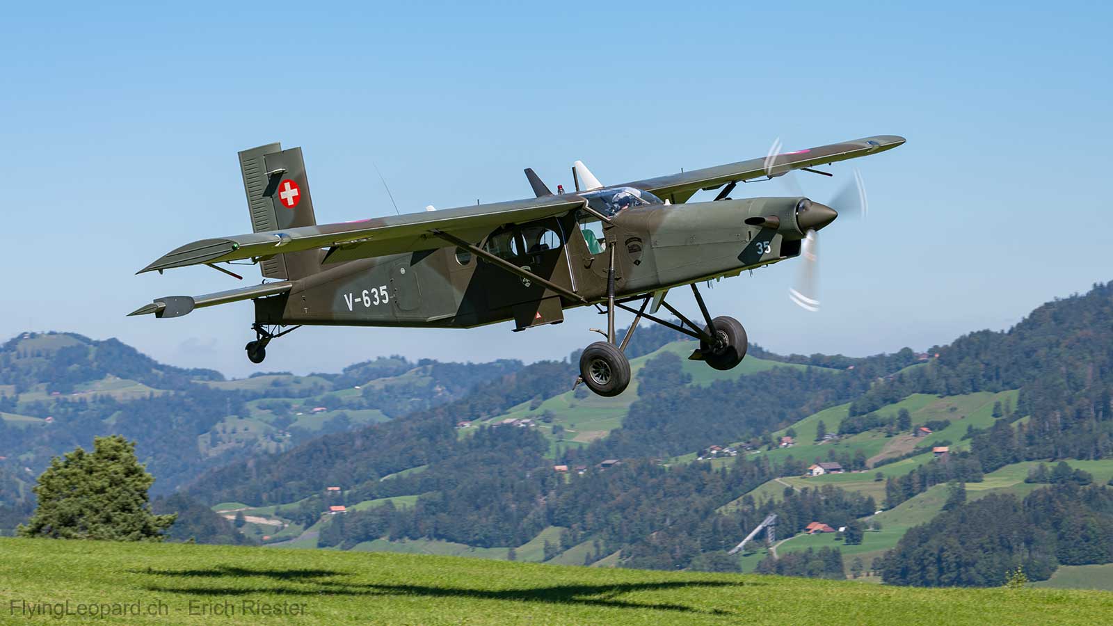 Start eines PC-6 Turbo-Porter von einem Feldflugplatz