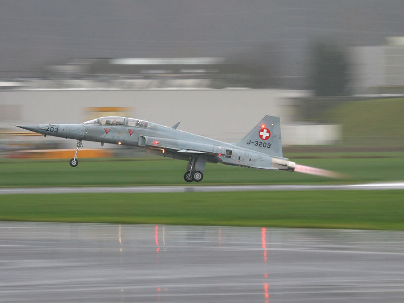 Start Tiger F-5F im Regen