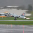 Start Tiger F-5F im Regen