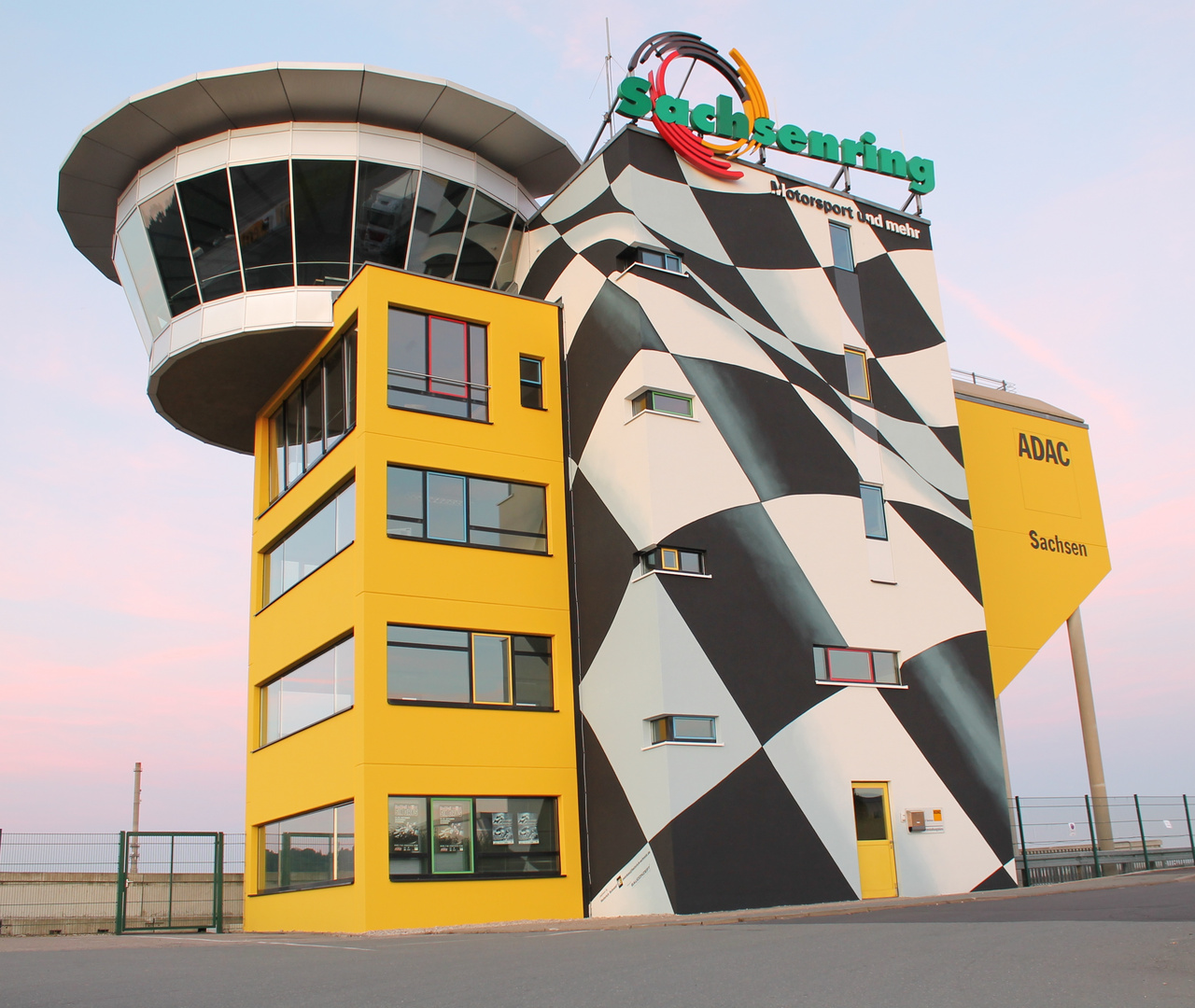 Start- und Zielturm vom Sachsenring