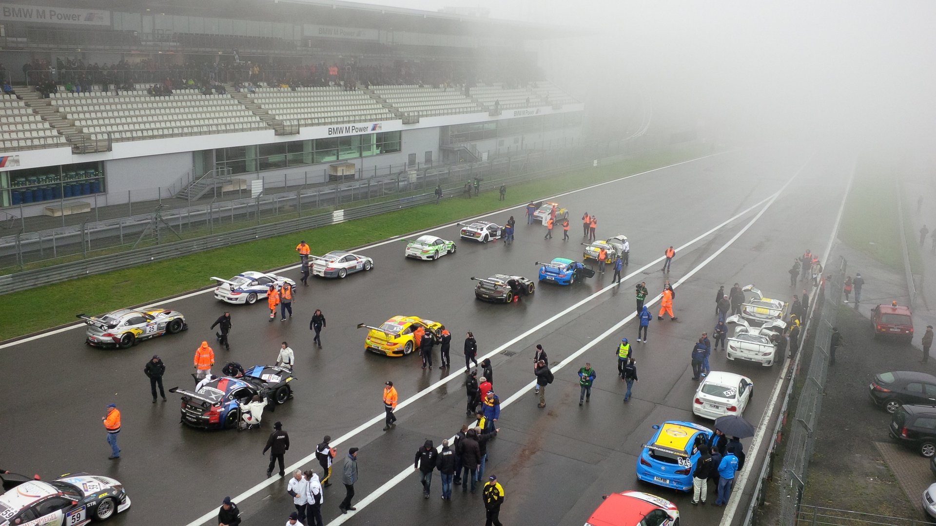 Startaufstellung zum VLN Rennen am Nürburgring