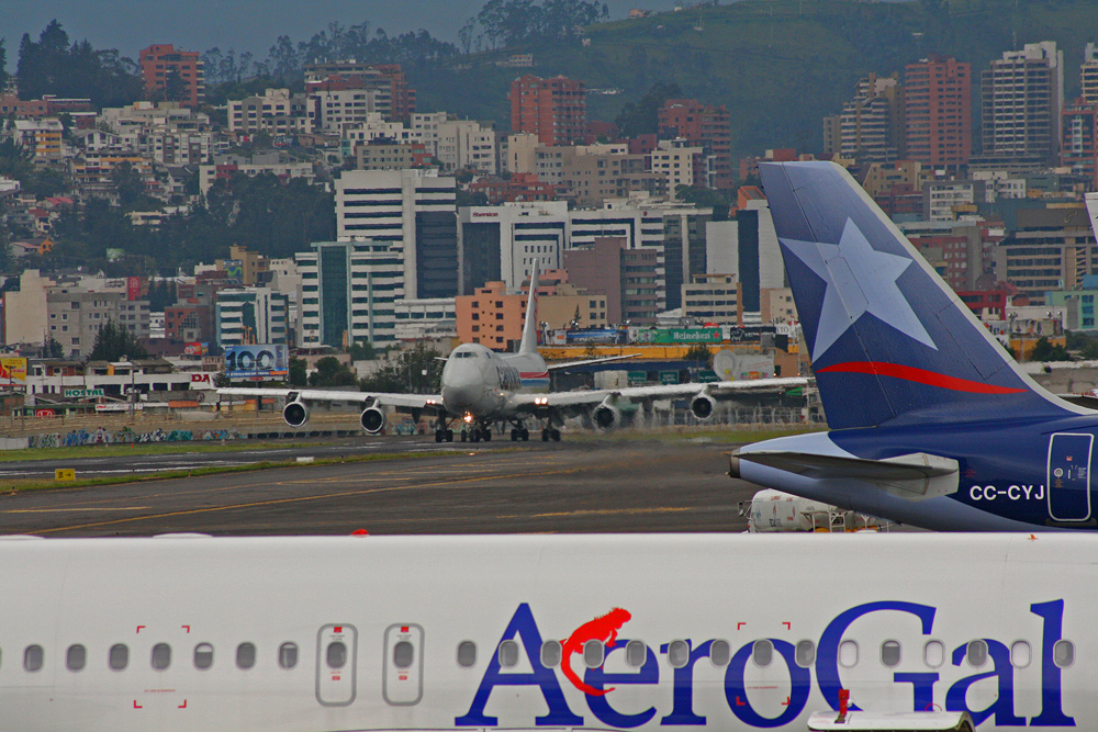 Startender Cargo-Jumbo in Quito