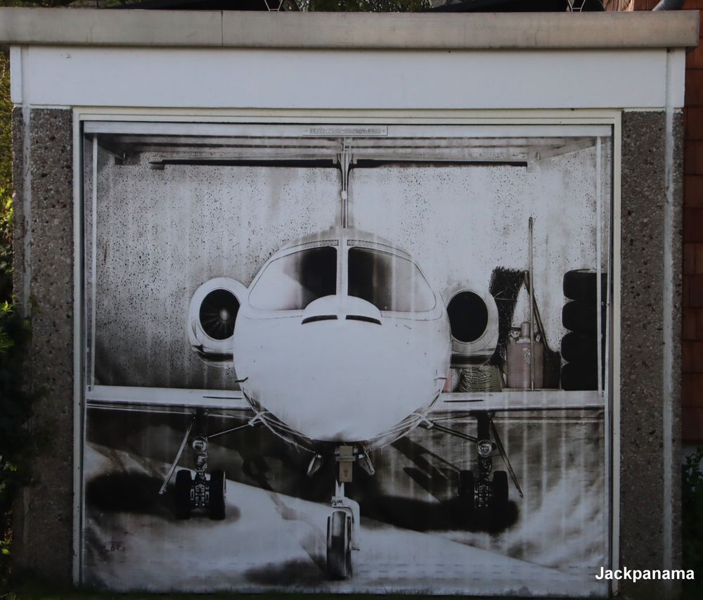 Startendes Flugzeug auf einem Garagentor