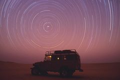 Startrail mit Auto im Sandmeer