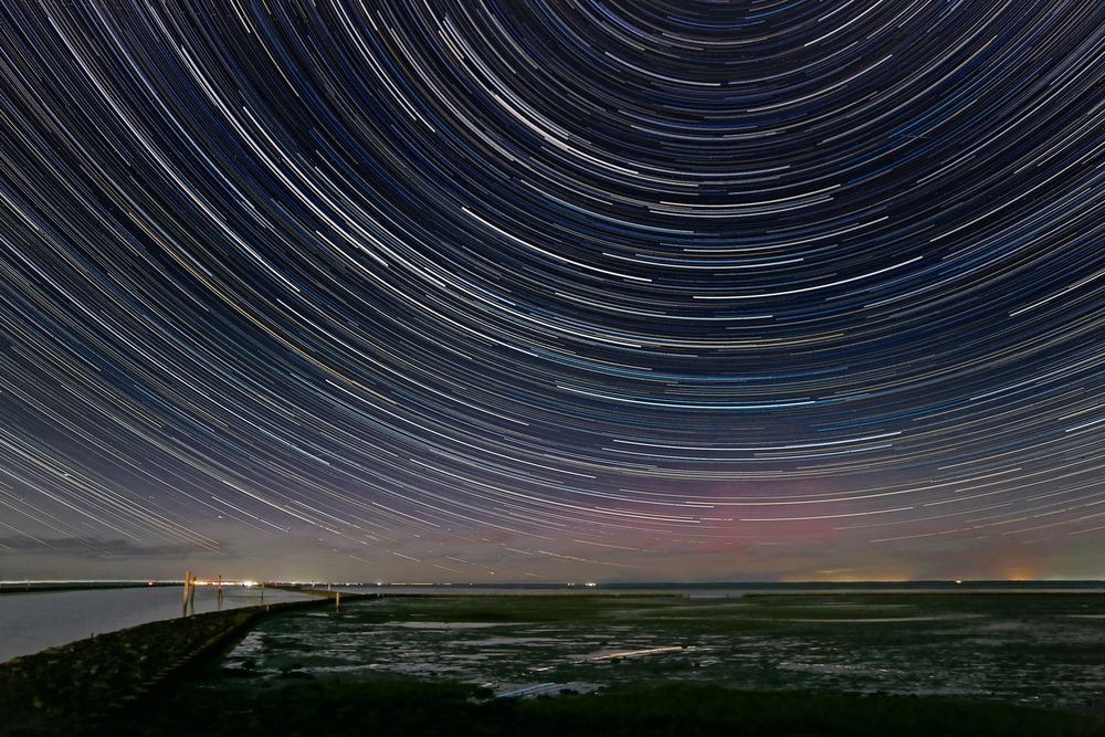 Startrail über dem Wattenmeer