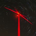 Startrail und Windkraftanlage