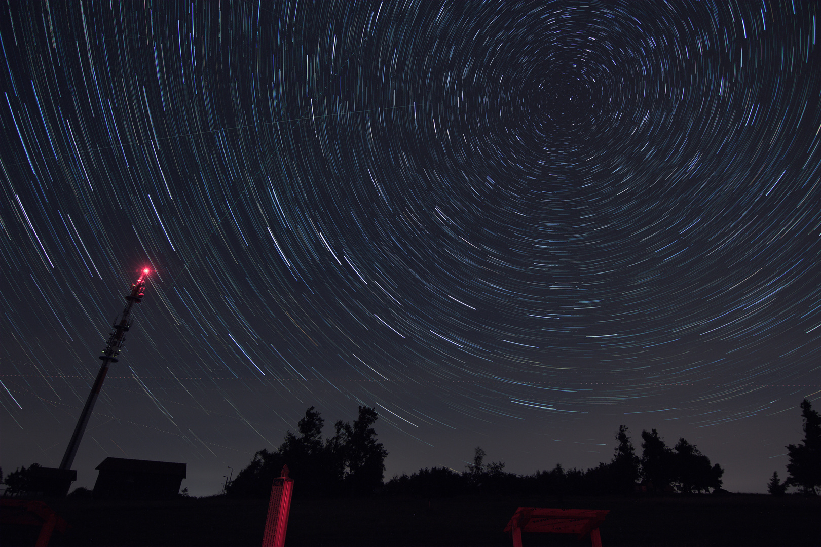 Startrails 2 mit Funkmast