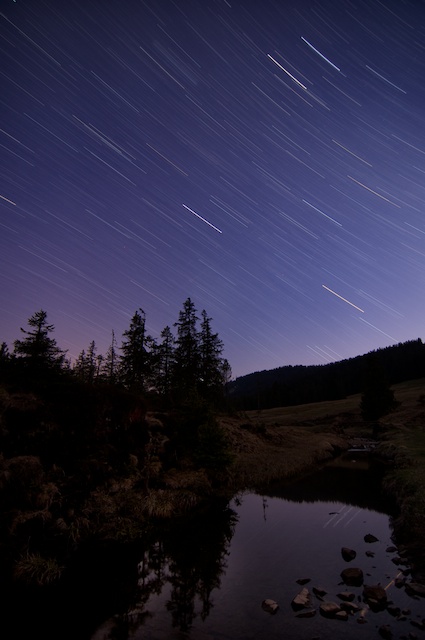 Startrails am Bergbach