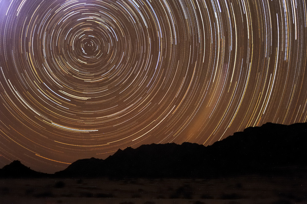 Startrails am Brandberg in Namibia