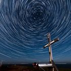 Startrails am Gipfelkreuz