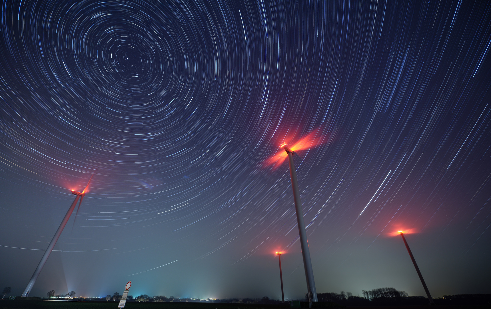 Startrails am Windrad