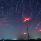 Startrails am Windrad