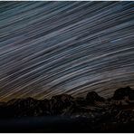 Startrails .... die Ekliptikebene ist es nicht, es ist der Himmelsäquator ...