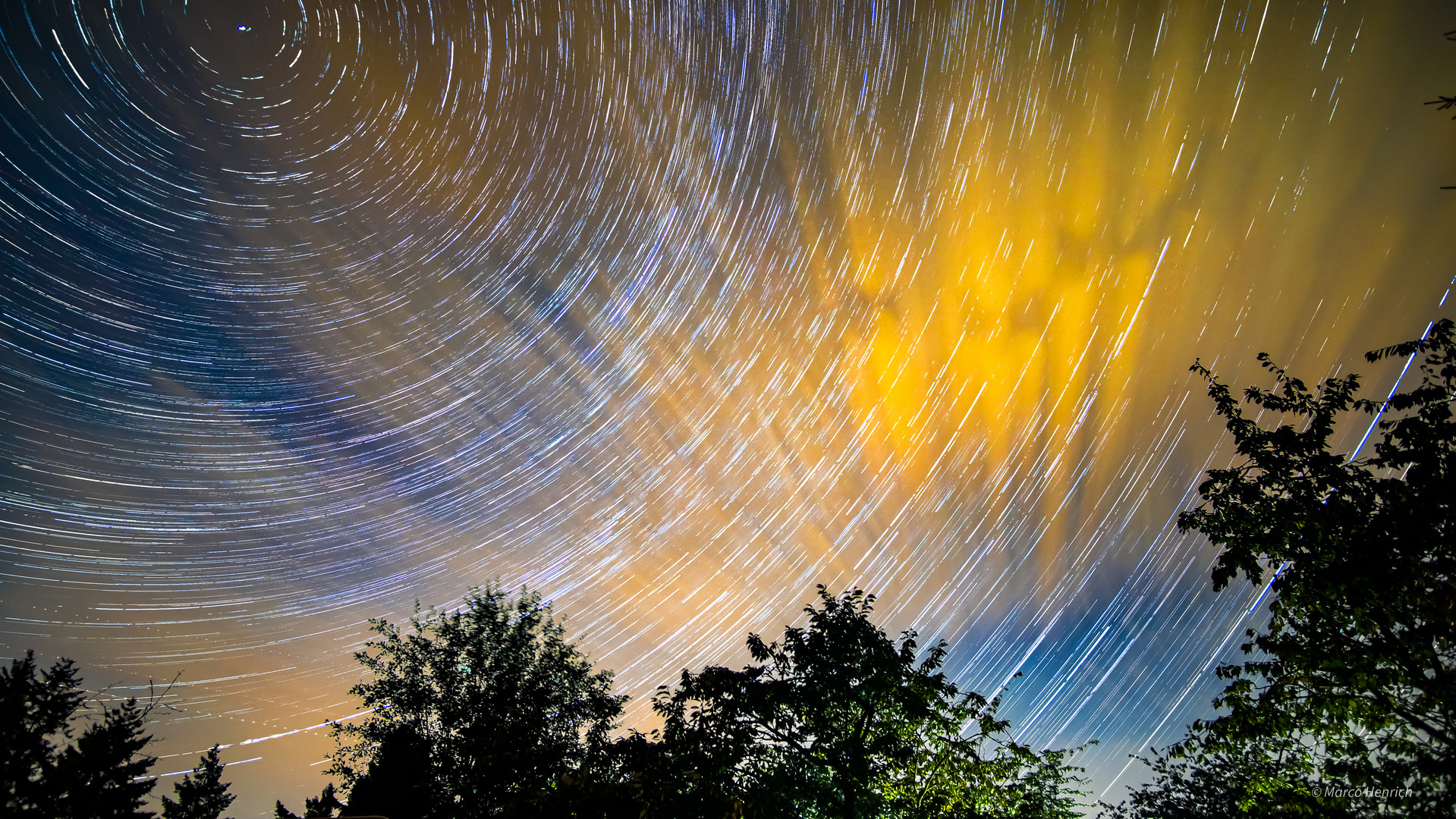 Startrails in den frühen Morgenstunden mit Wolken