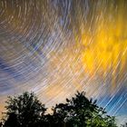 Startrails in den frühen Morgenstunden mit Wolken