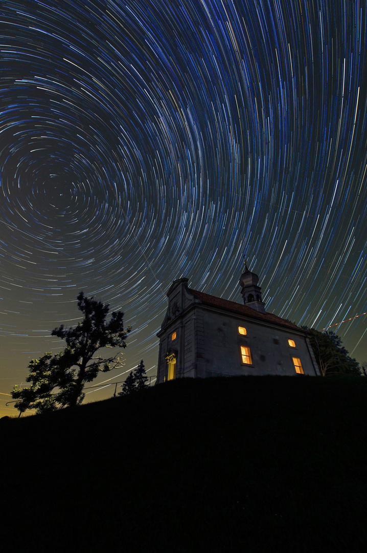 Startrails mit Kapelle