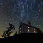 Startrails mit Kapelle