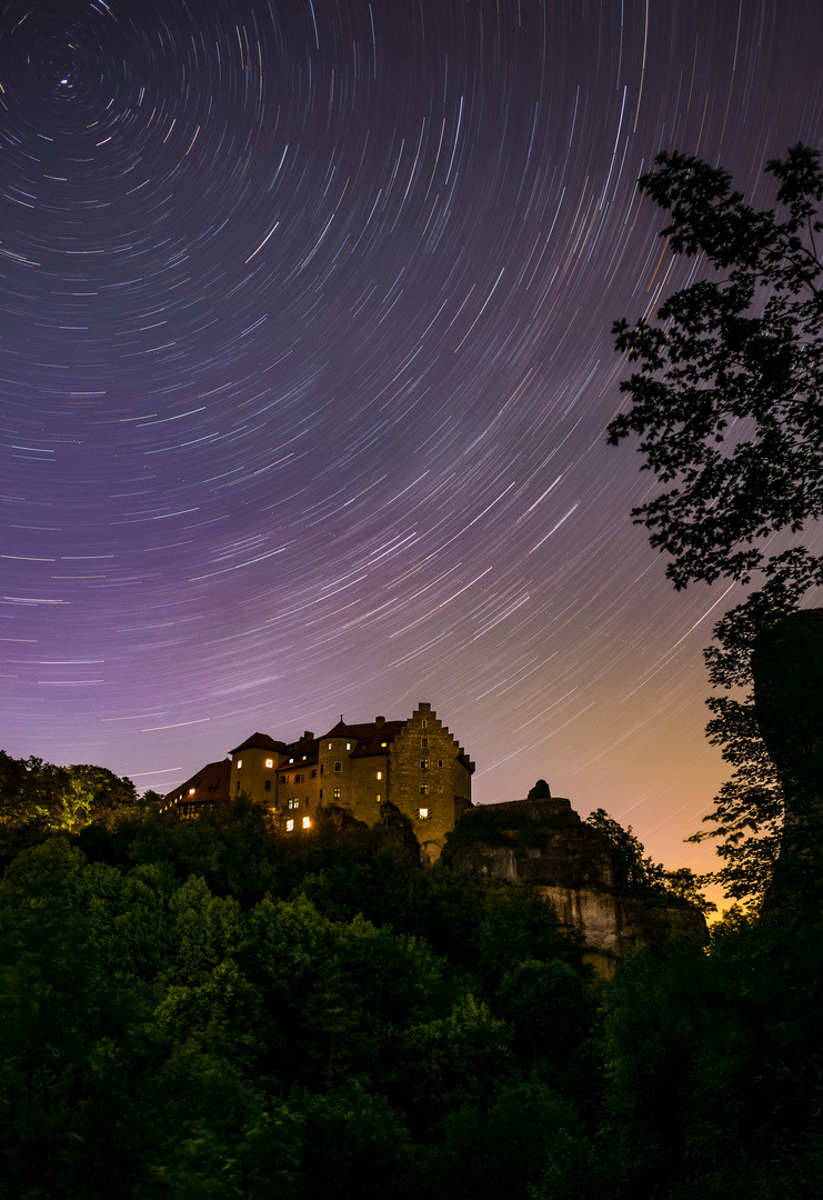 Startrails über Burg Rabenstein