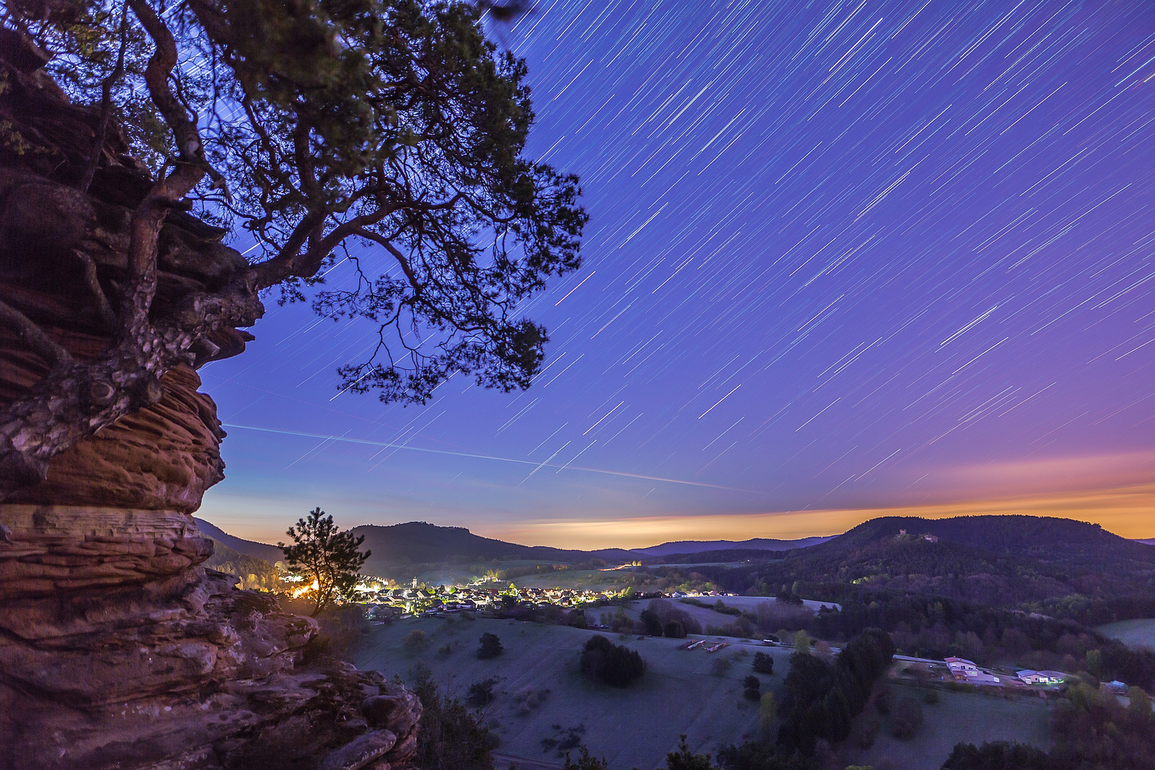 Startrails über dem Pfälzerwald