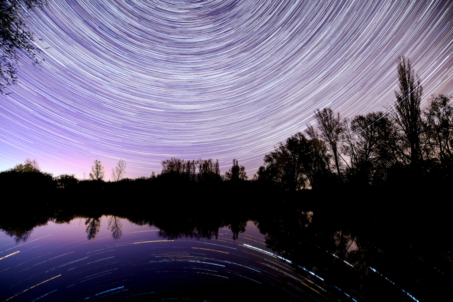 Startrails über dem See