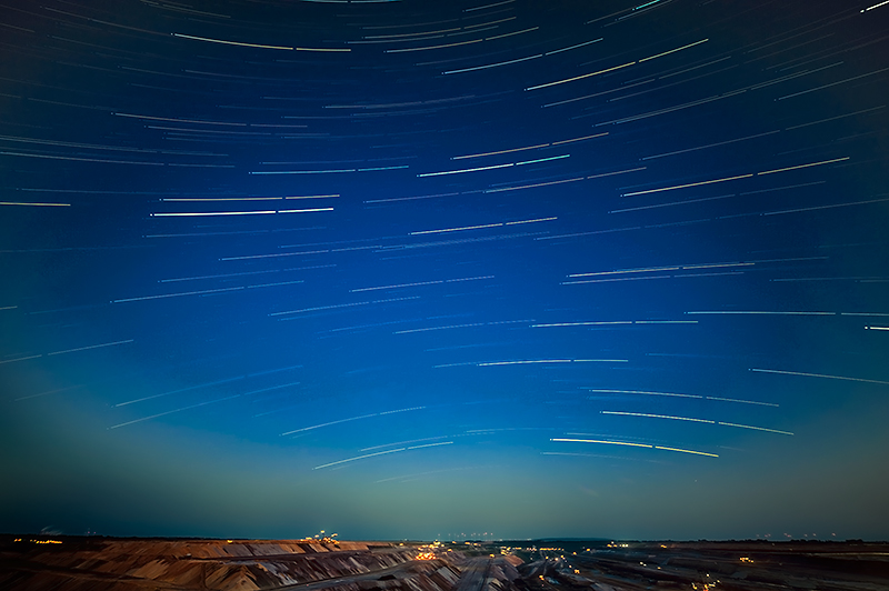 Startrails über dem Tagebau Garzweiler