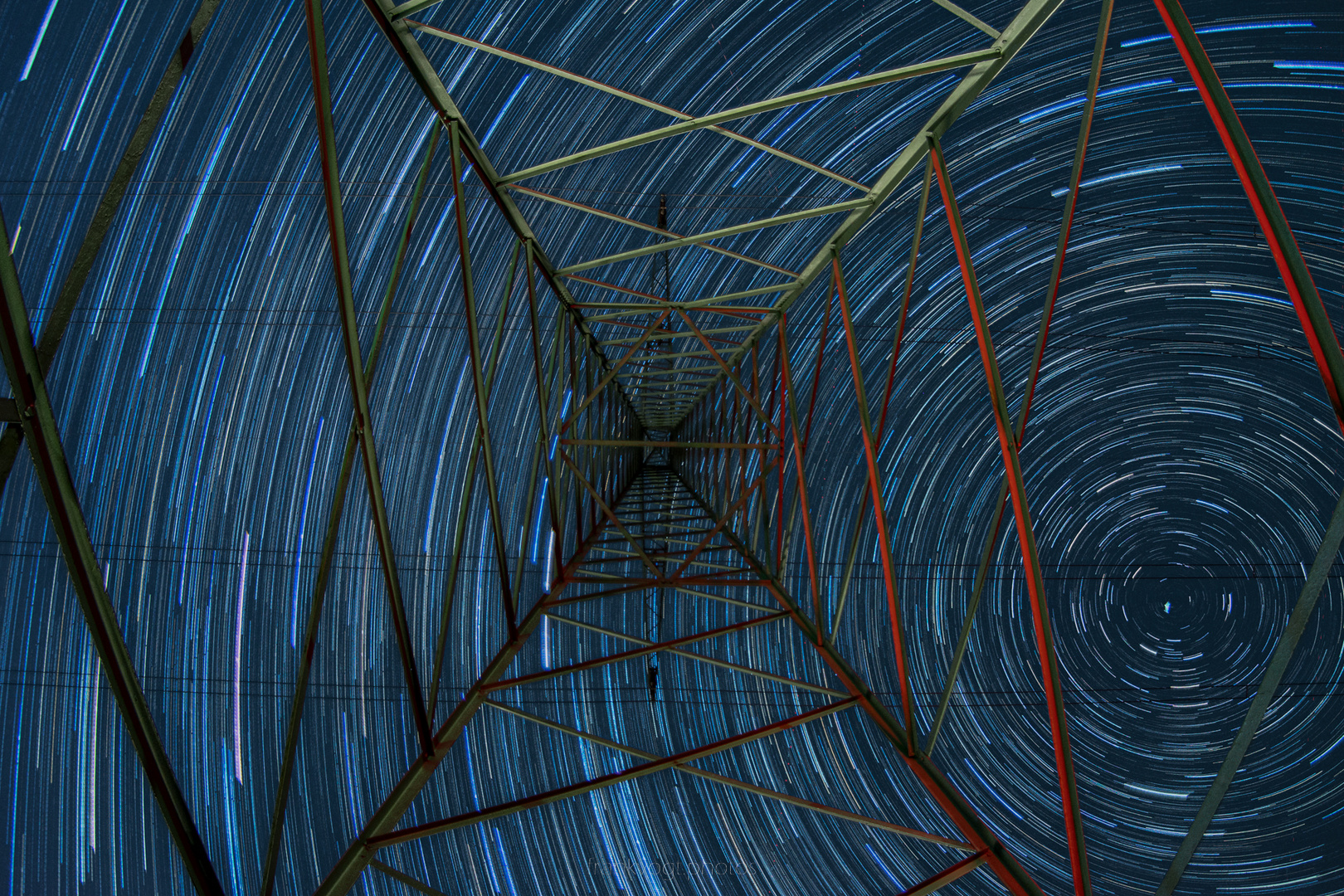 Startrails unterm Strommast