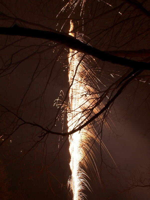 Startspur eines Feuerwerks zu Silvester in München