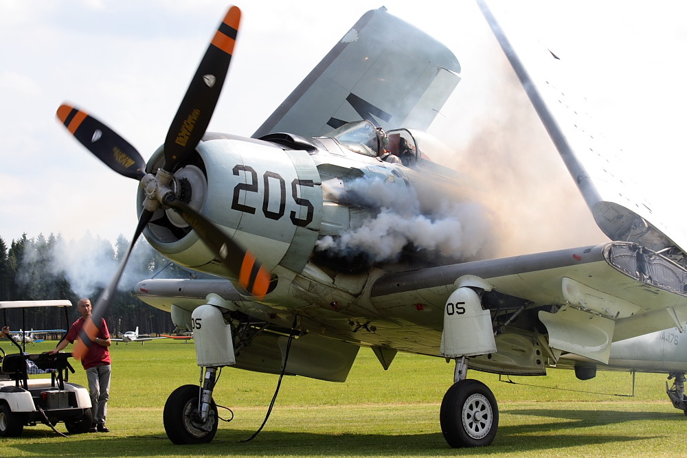 Startup einer AD-4 Skyraider