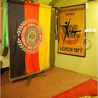 Stasi-Banner und Sportfest-Plakat