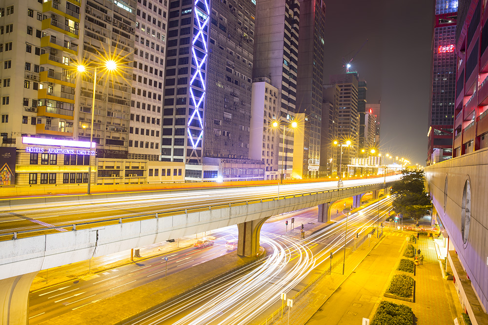 Staße bei Nacht in Hongkong