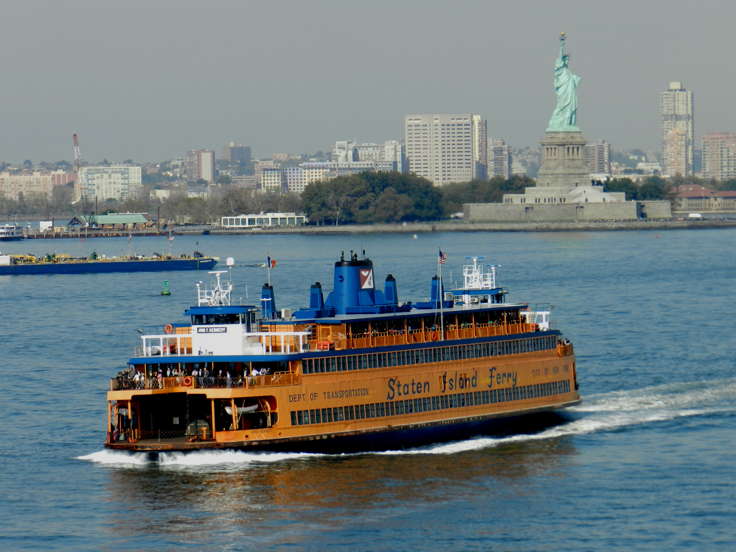 Staten Island Ferry vor der Statue of Liberty.....