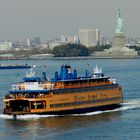 Staten Island Ferry vor der Statue of Liberty.....