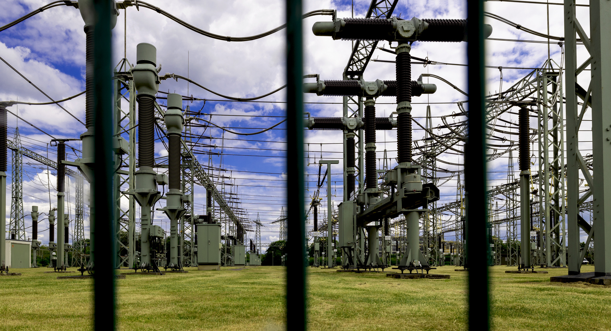 Station de transfert d'énergie -barrière de clôture comme élément organisateur