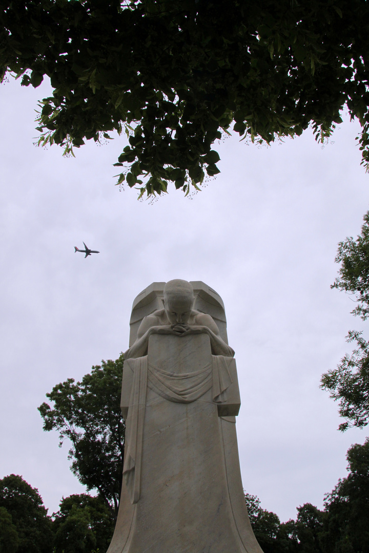 statischer Engel mit Flugzeug