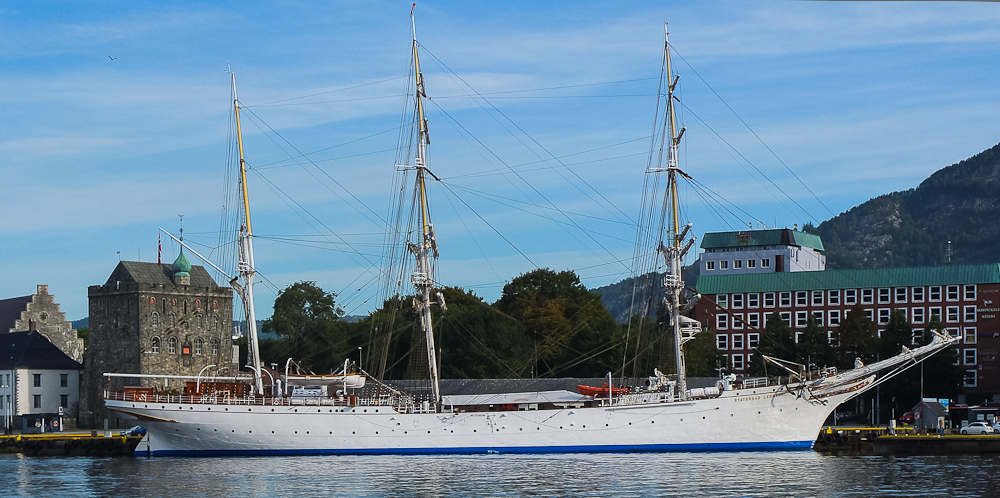 "Statsraad Lehmkuhl"