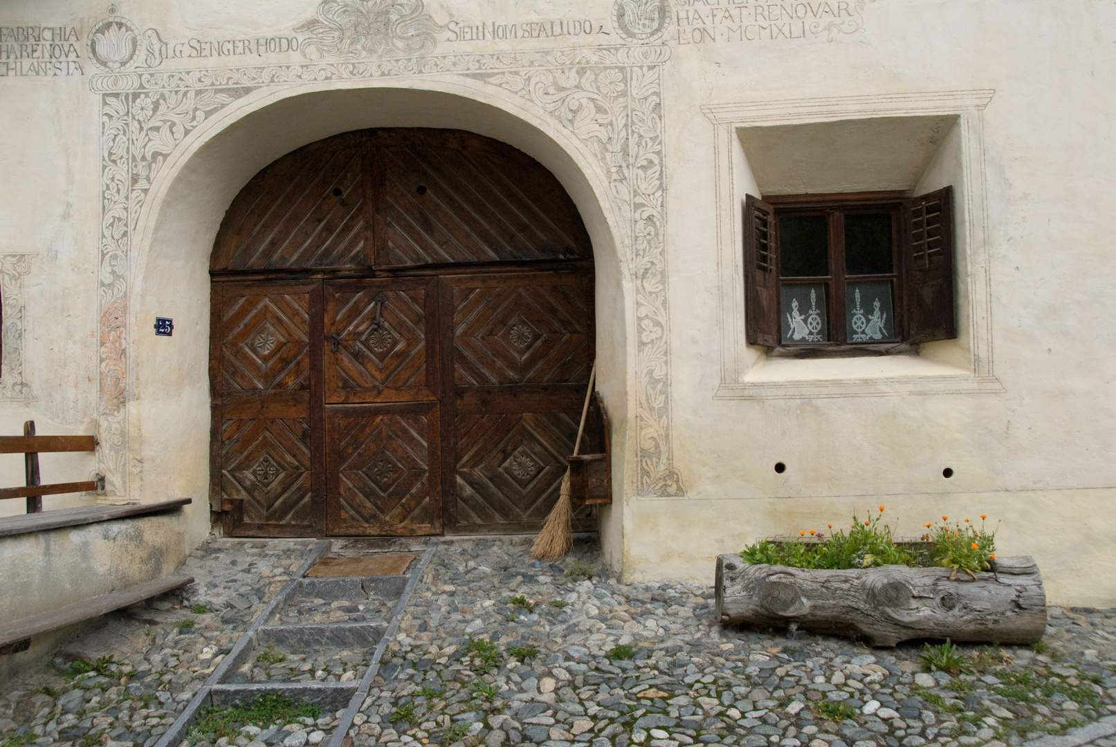 Stattliche Hofeinfahrt in Guarda/Südtirol