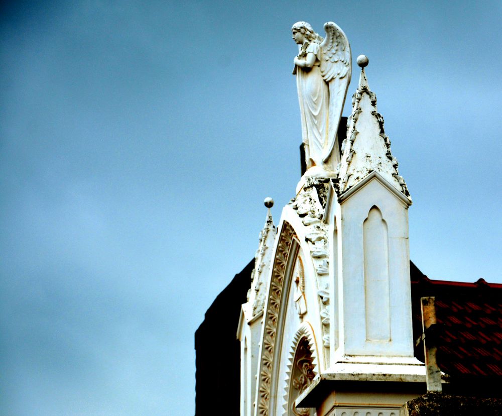 Statua d'Angelo in un cimitero