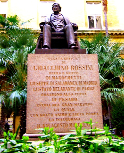 Statua del nostro piu illustre cittadino< Gioacchino Rossini >