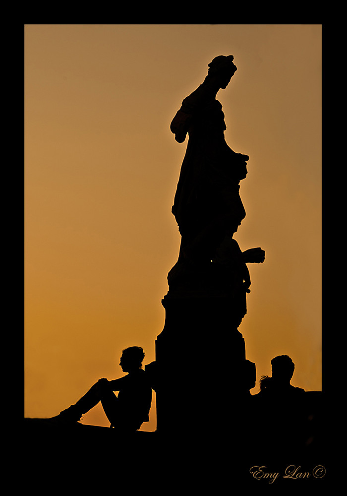 statue al tramonto