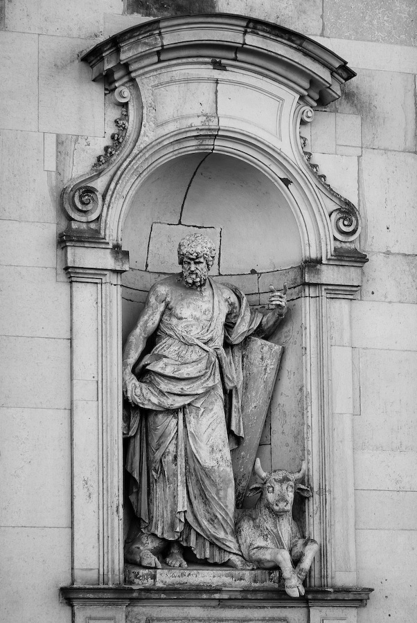 Statue an der Hofkirche #2