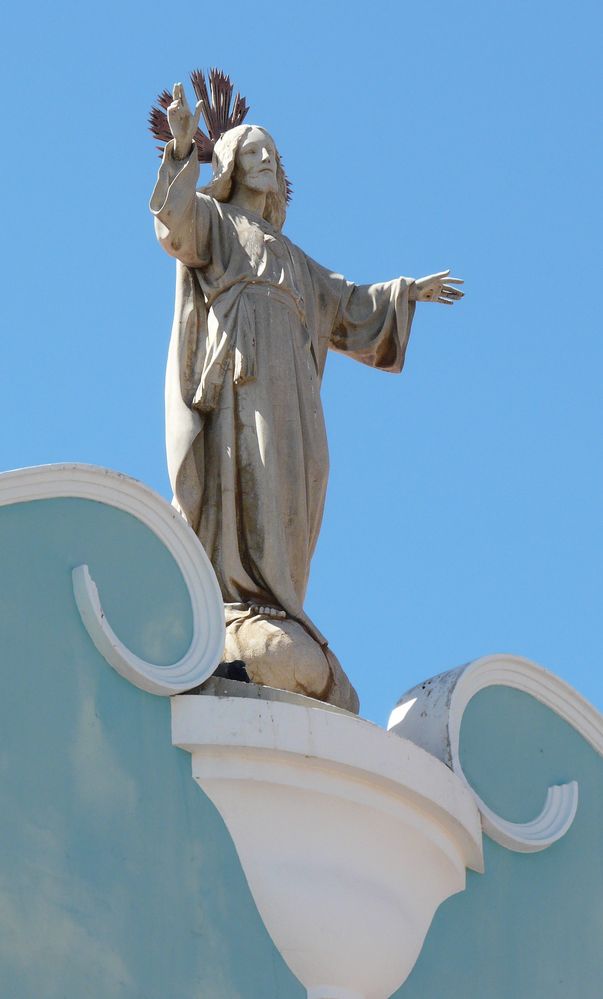 Statue auf dem First des Kirchenschiffs - Neue Kirche