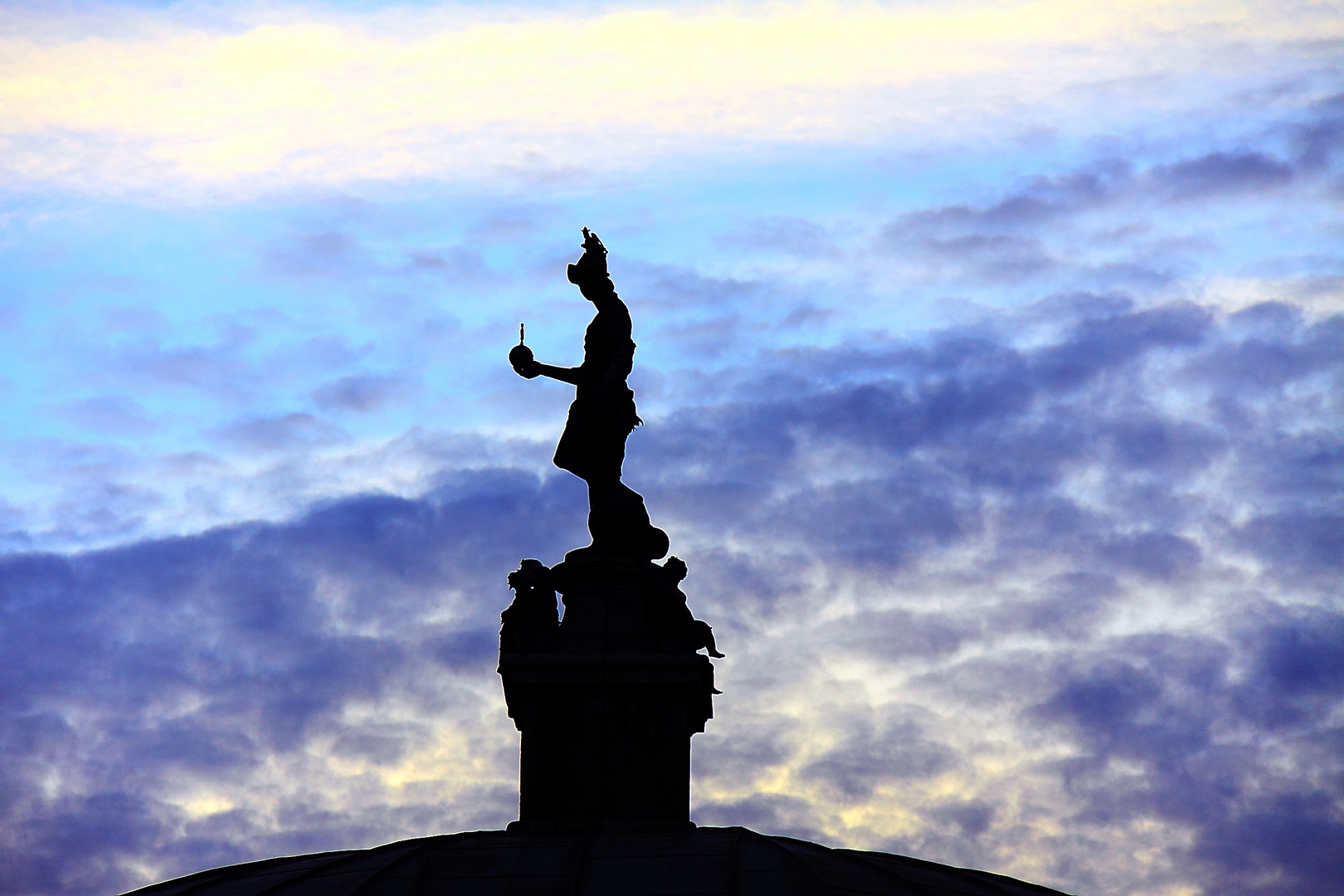 Statue auf dem Pavillion im Hofgarten in München