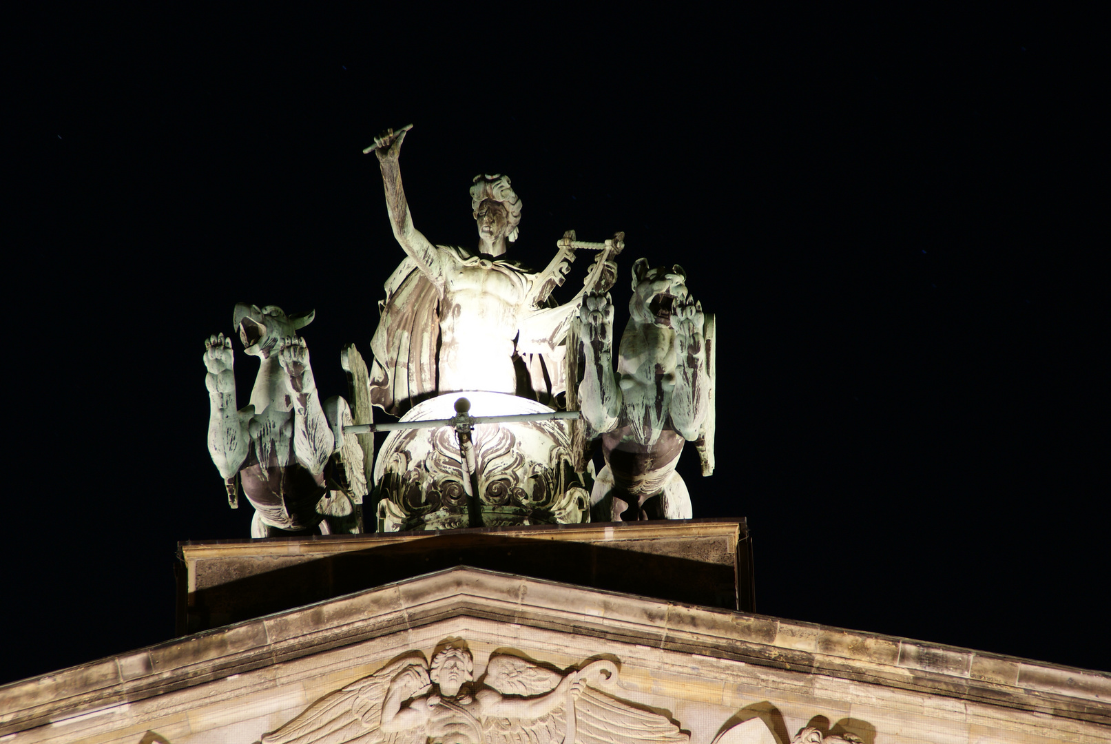 Statue auf dem Schauspielhaus