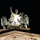 Statue auf dem Schauspielhaus