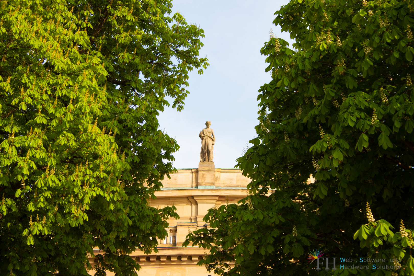 Statue auf dem Stuttgarter Staatstheater