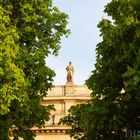 Statue auf dem Stuttgarter Staatstheater