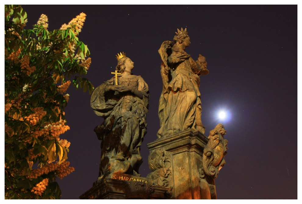Statue auf der Karlsbrücke in Prag im Mondlicht