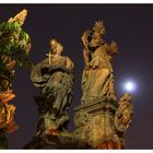 Statue auf der Karlsbrücke in Prag im Mondlicht