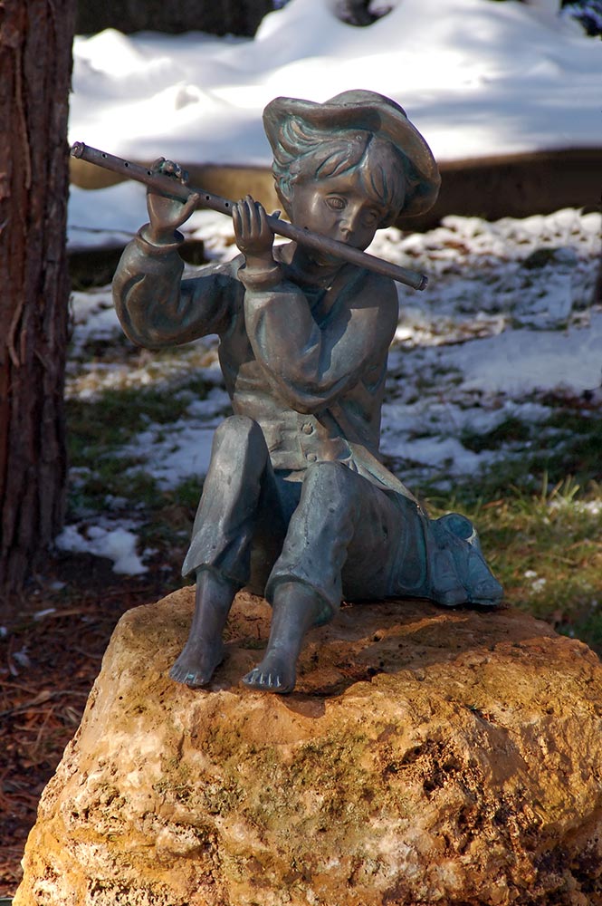 Statue auf einem Grab im Stuttgarter Pragfriedhof